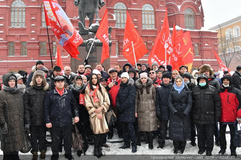 Возложение венков и цветов к Мавзолею на Красной площади