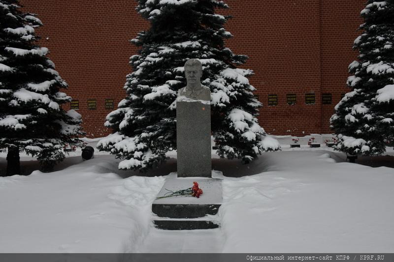 Возложение венков и цветов к Мавзолею на Красной площади