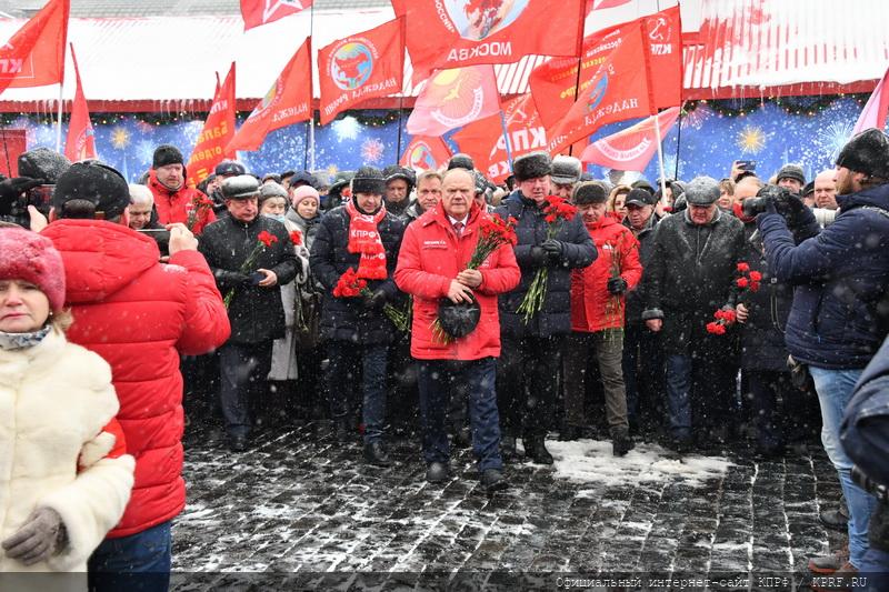 Возложение венков и цветов к Мавзолею на Красной площади