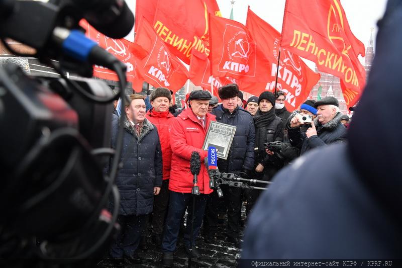 Возложение венков и цветов к Мавзолею на Красной площади