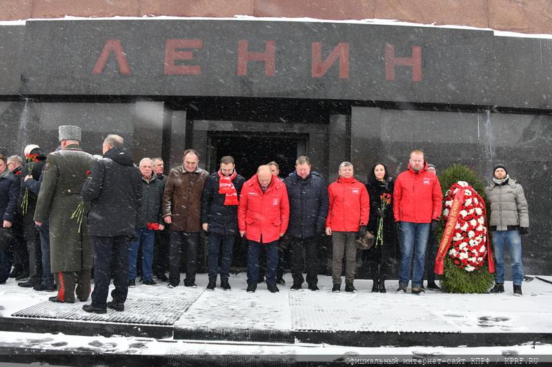 Возложение венков и цветов к Мавзолею на Красной площади