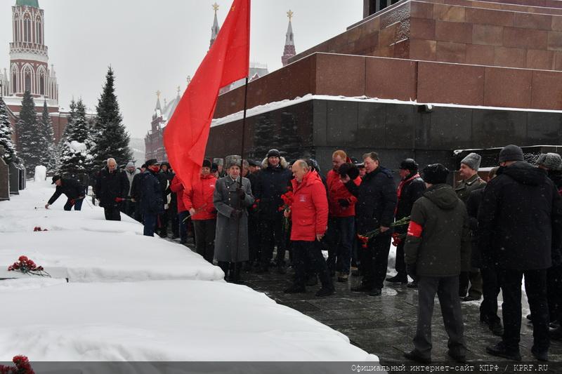 Возложение венков и цветов к Мавзолею на Красной площади