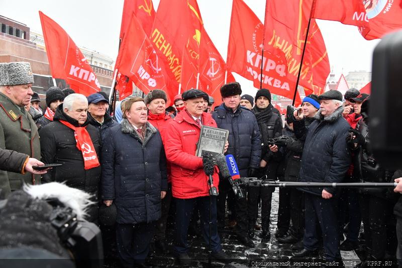 Возложение венков и цветов к Мавзолею на Красной площади