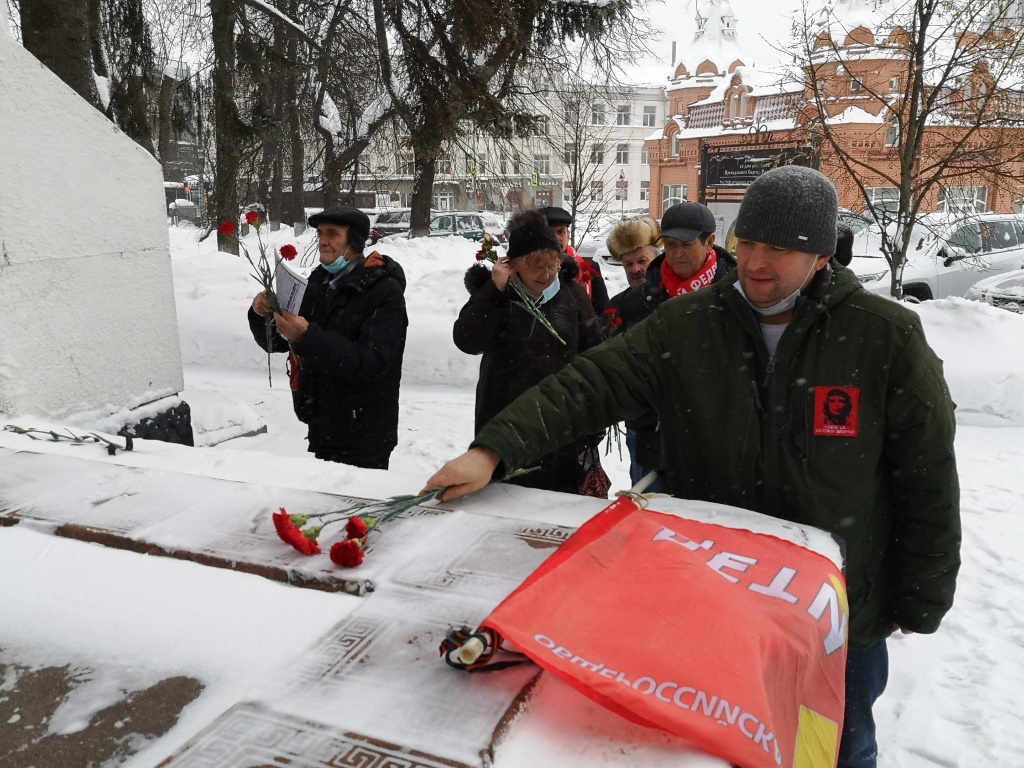 Сергиево-Посадские коммунисты возложили цветы к памятнику В.И. Ленина