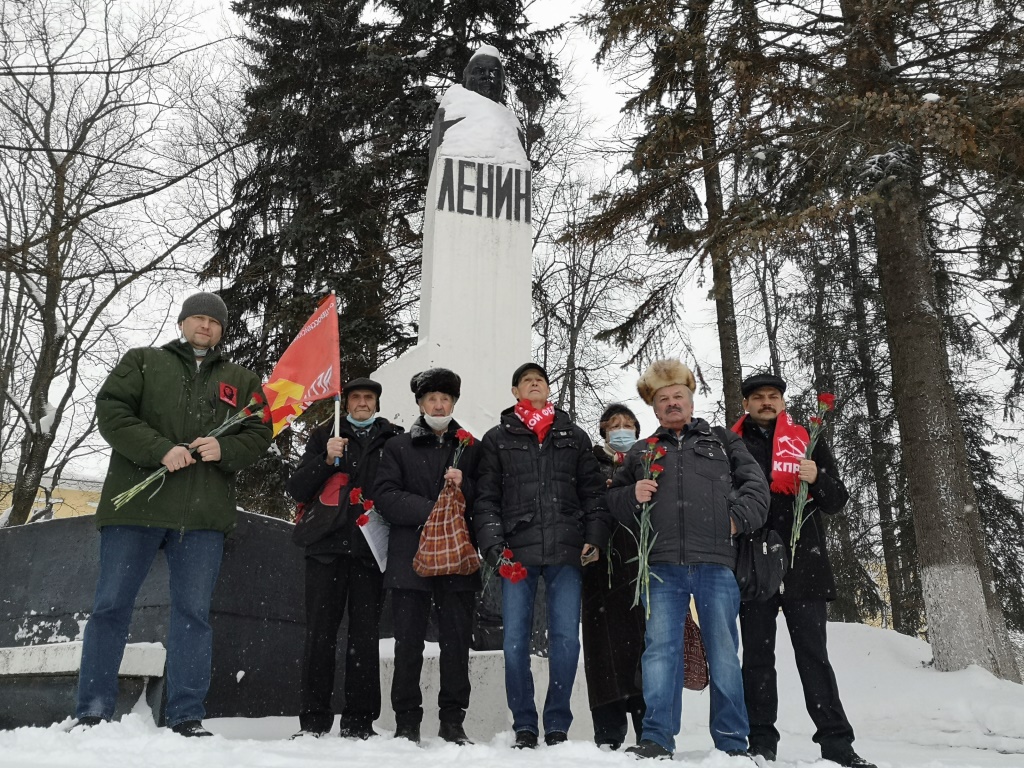 Сергиево-Посадские коммунисты возложили цветы к памятнику В.И. Ленина