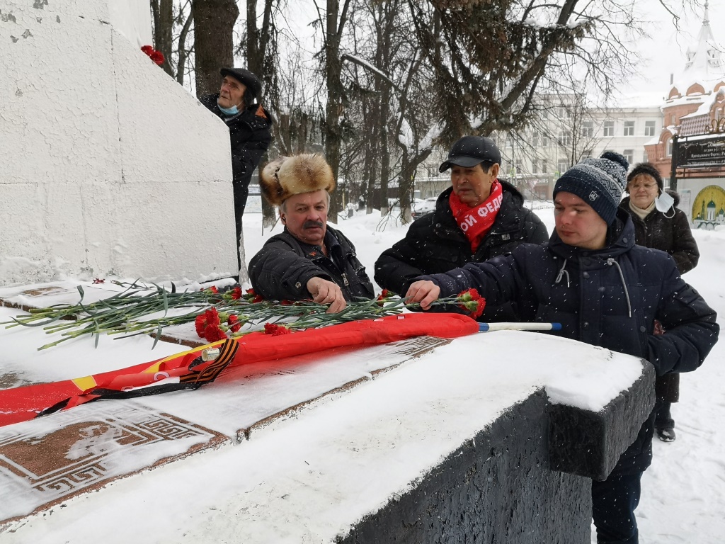 Сергиево-Посадские коммунисты возложили цветы к памятнику В.И. Ленина