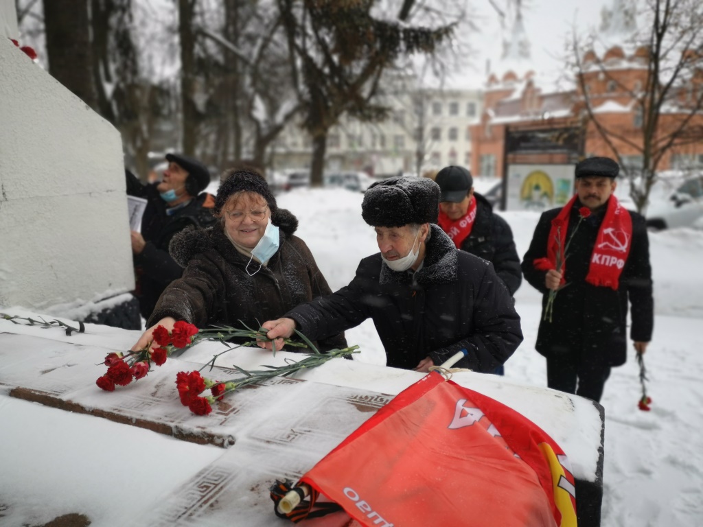 Сергиево-Посадские коммунисты возложили цветы к памятнику В.И. Ленина
