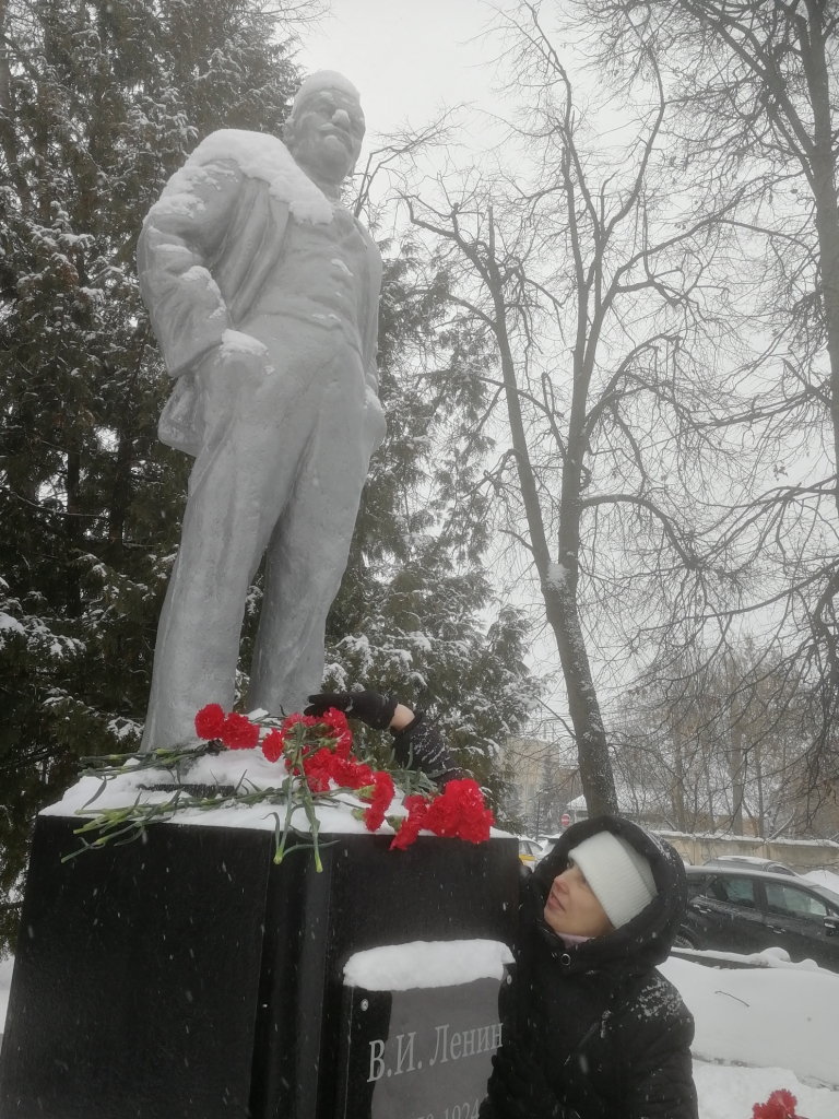 Чеховские коммунисты возложили цветы к памятнику В.И. Ленина
