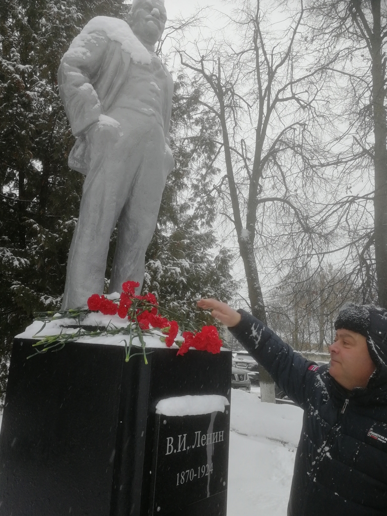 Чеховские коммунисты возложили цветы к памятнику В.И. Ленина