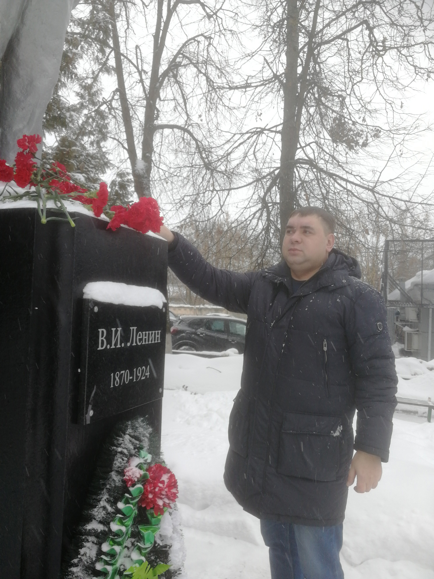 Чеховские коммунисты возложили цветы к памятнику В.И. Ленина
