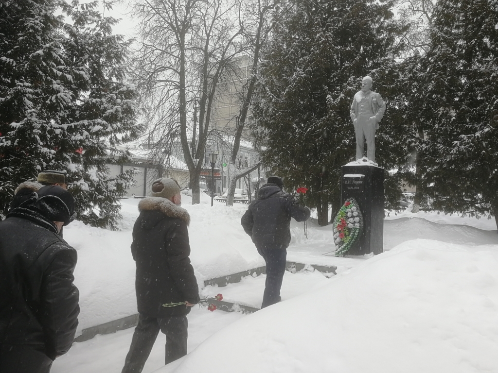 Чеховские коммунисты возложили цветы к памятнику В.И. Ленина