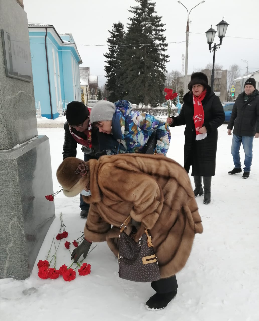 Ленин - жил, Ленин жив, Ленин - будет жить!