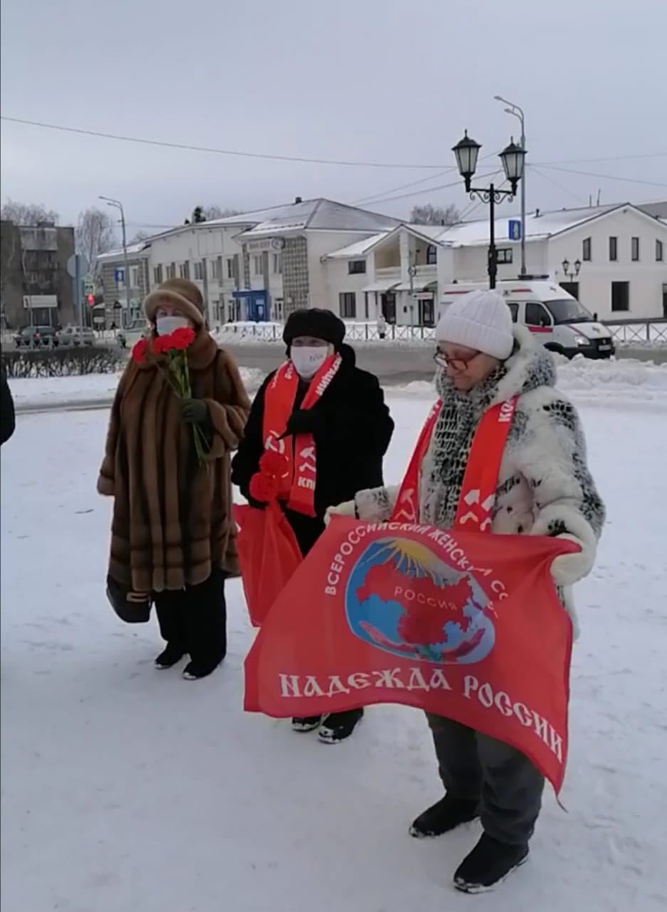 Ленин - жил, Ленин жив, Ленин - будет жить!