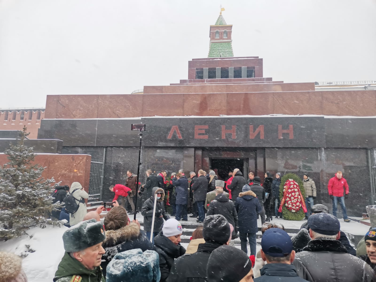 Чеховские коммунисты возложили цветы к памятнику В.И. Ленина