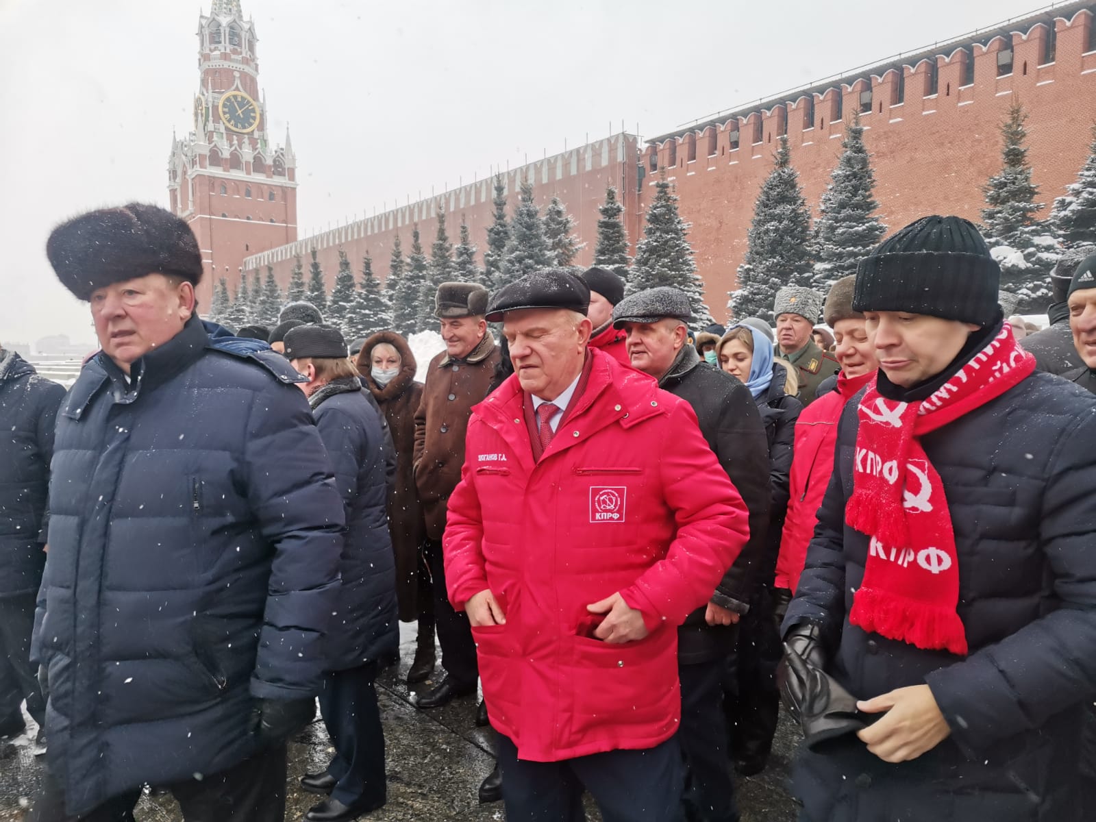 Чеховские коммунисты возложили цветы к памятнику В.И. Ленина