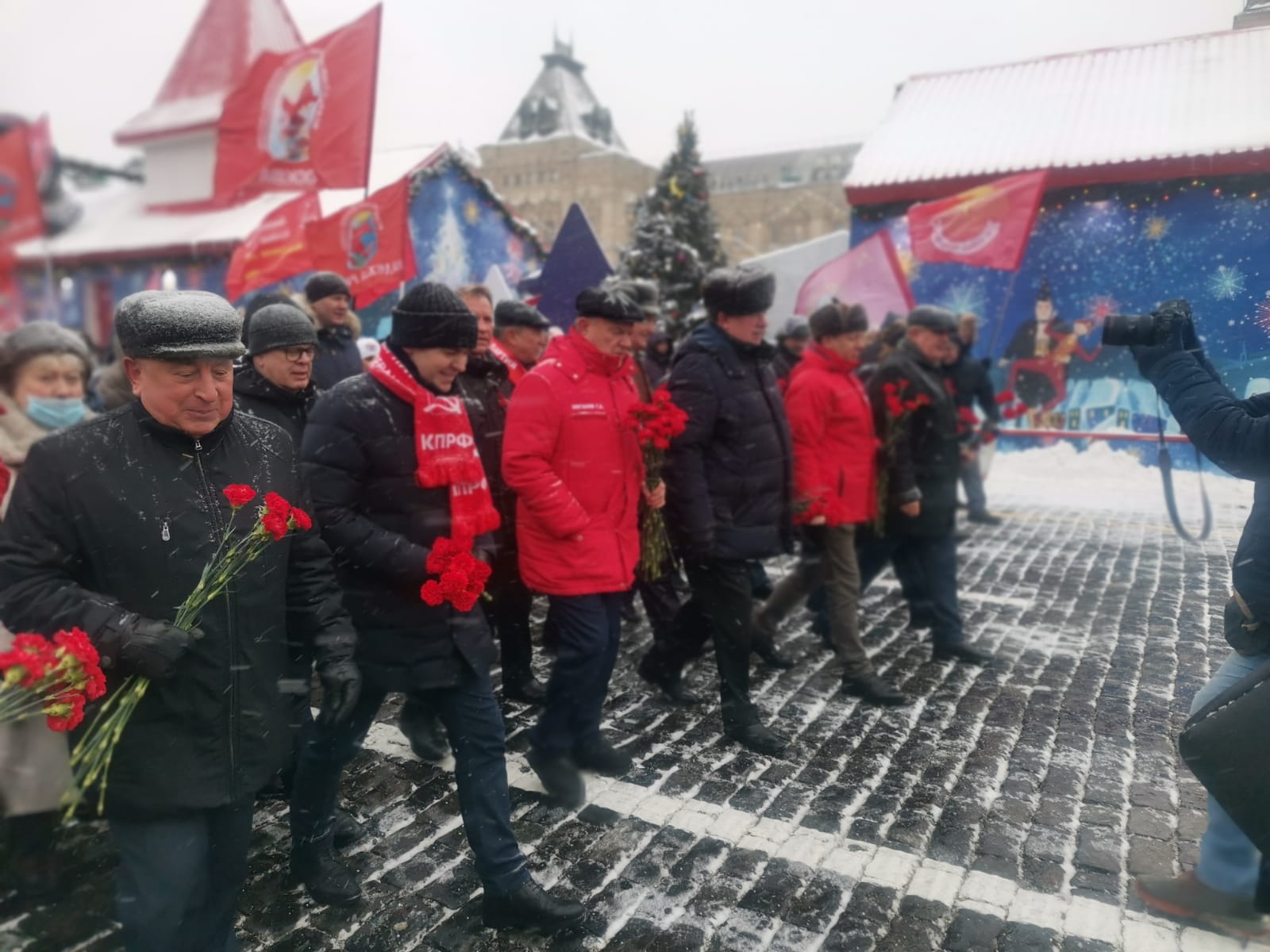 Чеховские коммунисты возложили цветы к памятнику В.И. Ленина