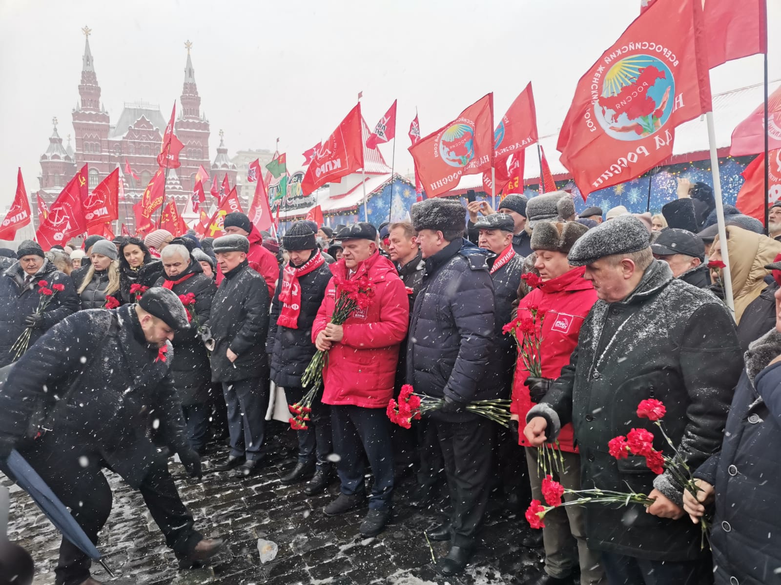 Чеховские коммунисты возложили цветы к памятнику В.И. Ленина