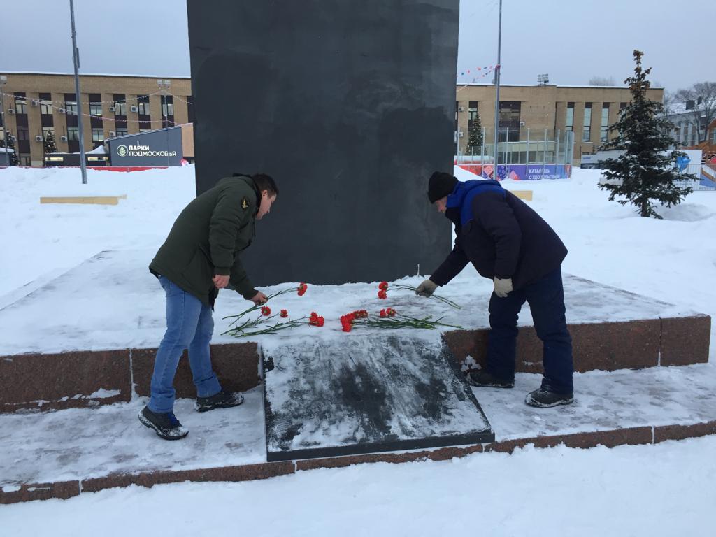 Коммунисты Домодедово возложили цветы к памятнику В.И. Ленина