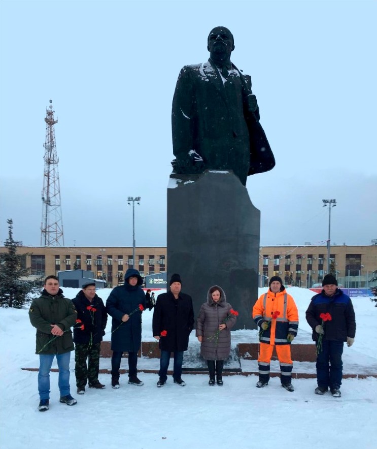 Коммунисты Домодедово возложили цветы к памятнику В.И. Ленина