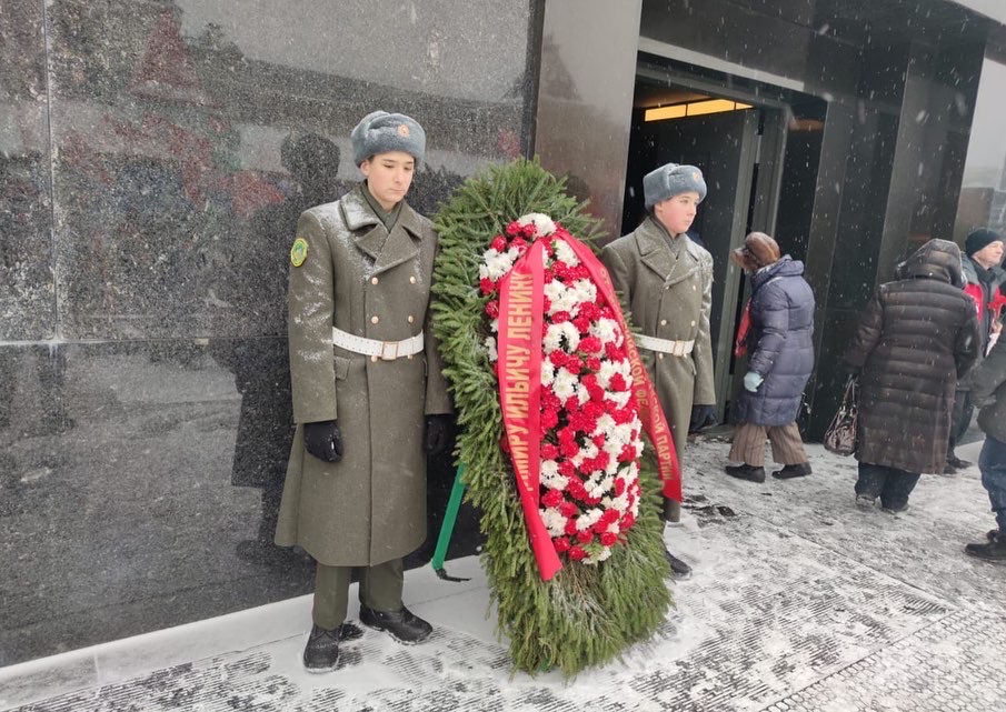 Комсомол Подмосковья принял участие в возложении цветов к Мавзолею и Мемориальному захоронению у Кремлевской стены на Красной площади