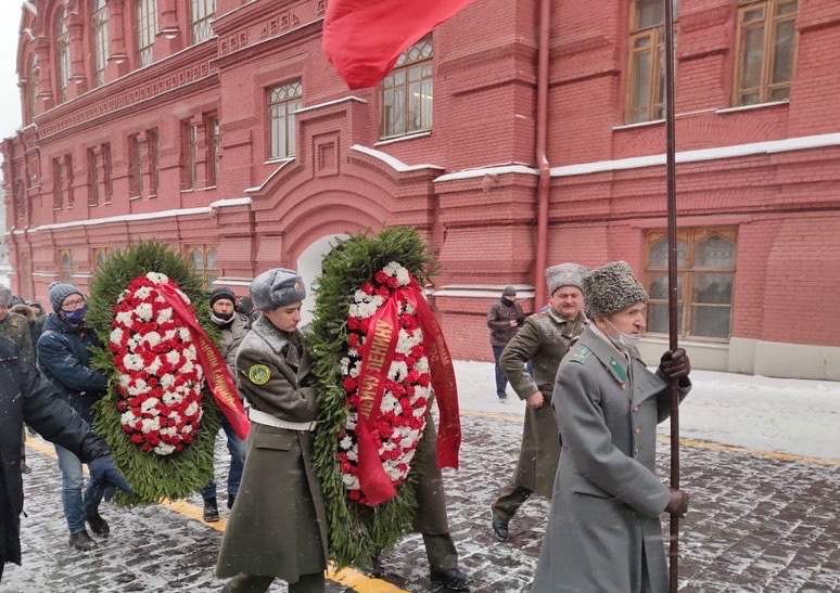 Комсомол Подмосковья принял участие в возложении цветов к Мавзолею и Мемориальному захоронению у Кремлевской стены на Красной площади