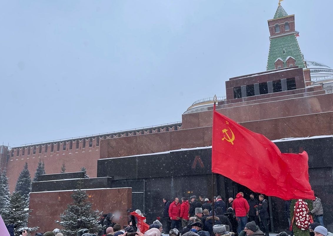 Комсомол Подмосковья принял участие в возложении цветов к Мавзолею и Мемориальному захоронению у Кремлевской стены на Красной площади