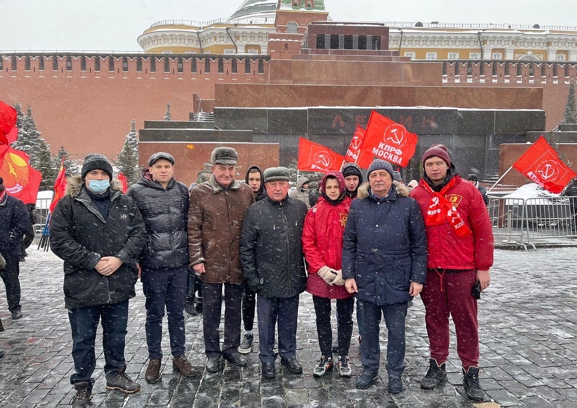 Комсомол Подмосковья принял участие в возложении цветов к Мавзолею и Мемориальному захоронению у Кремлевской стены на Красной площади