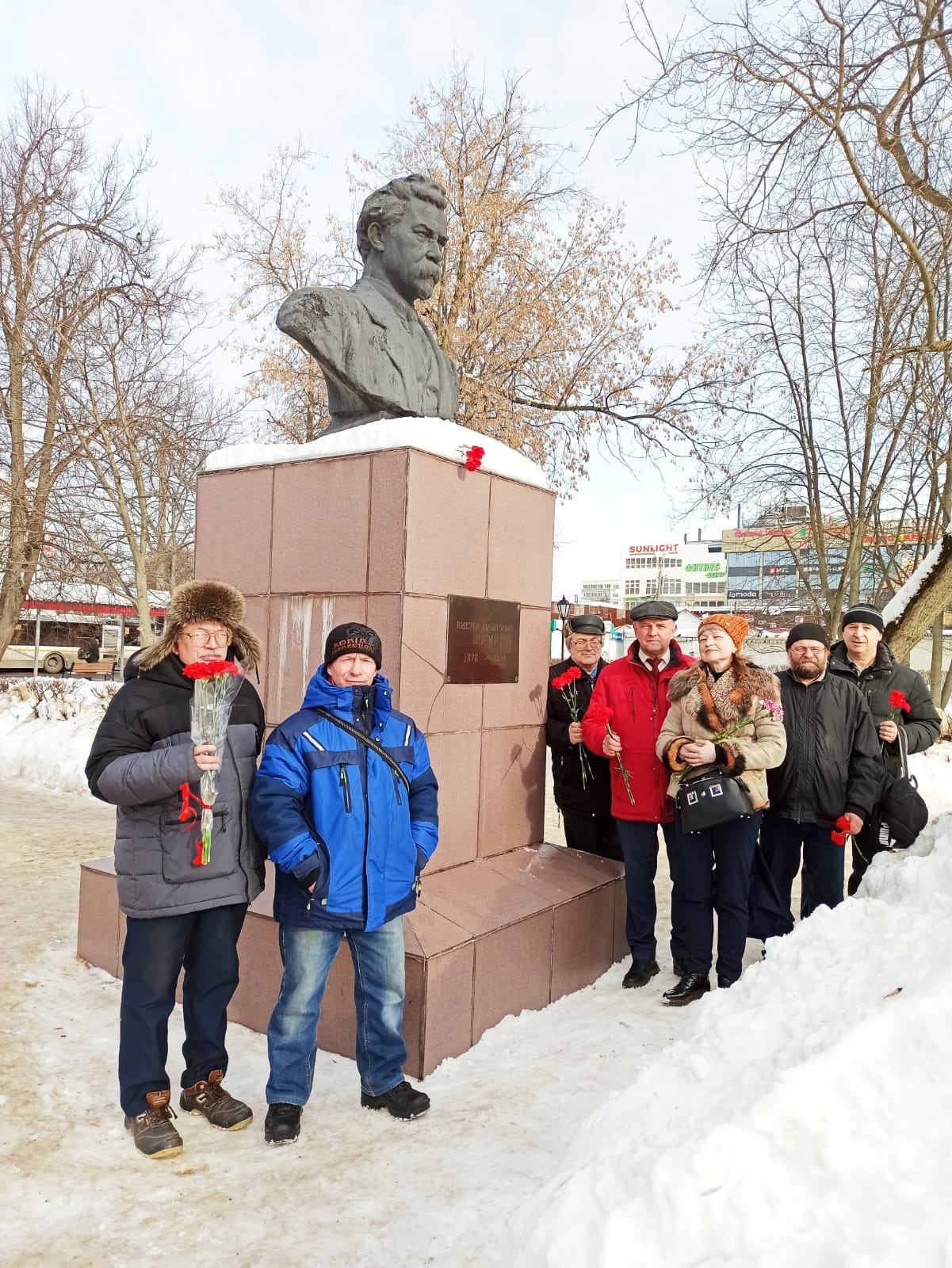 Возложение цветов к памятнику В.П. Ногина