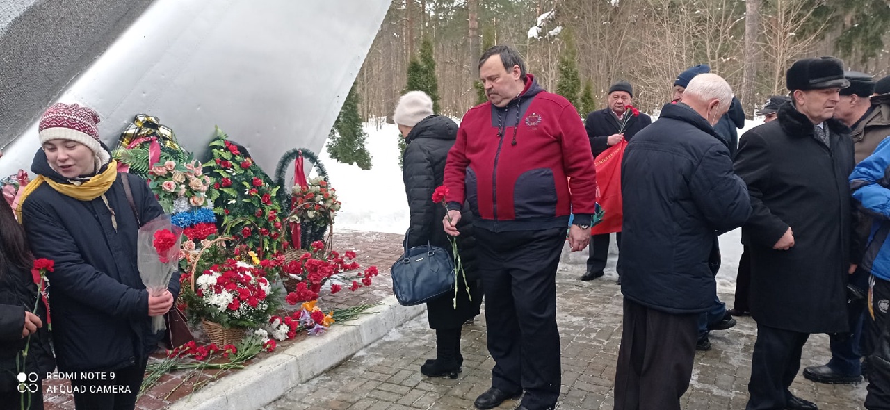 Возложение цветов к стеле «Скорбящая Мать» в Монино