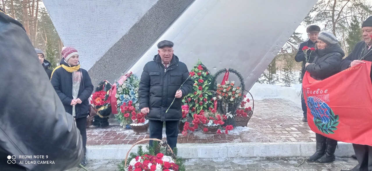 Возложение цветов к стеле «Скорбящая Мать» в Монино