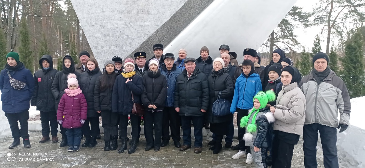 Возложение цветов к стеле «Скорбящая Мать» в Монино