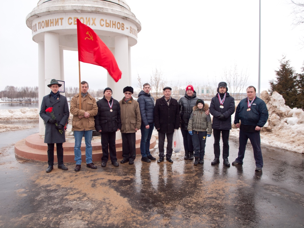 Красные гвоздики – павшим воинам