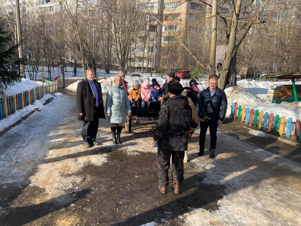 Фрязинские депутаты организовали детям праздник