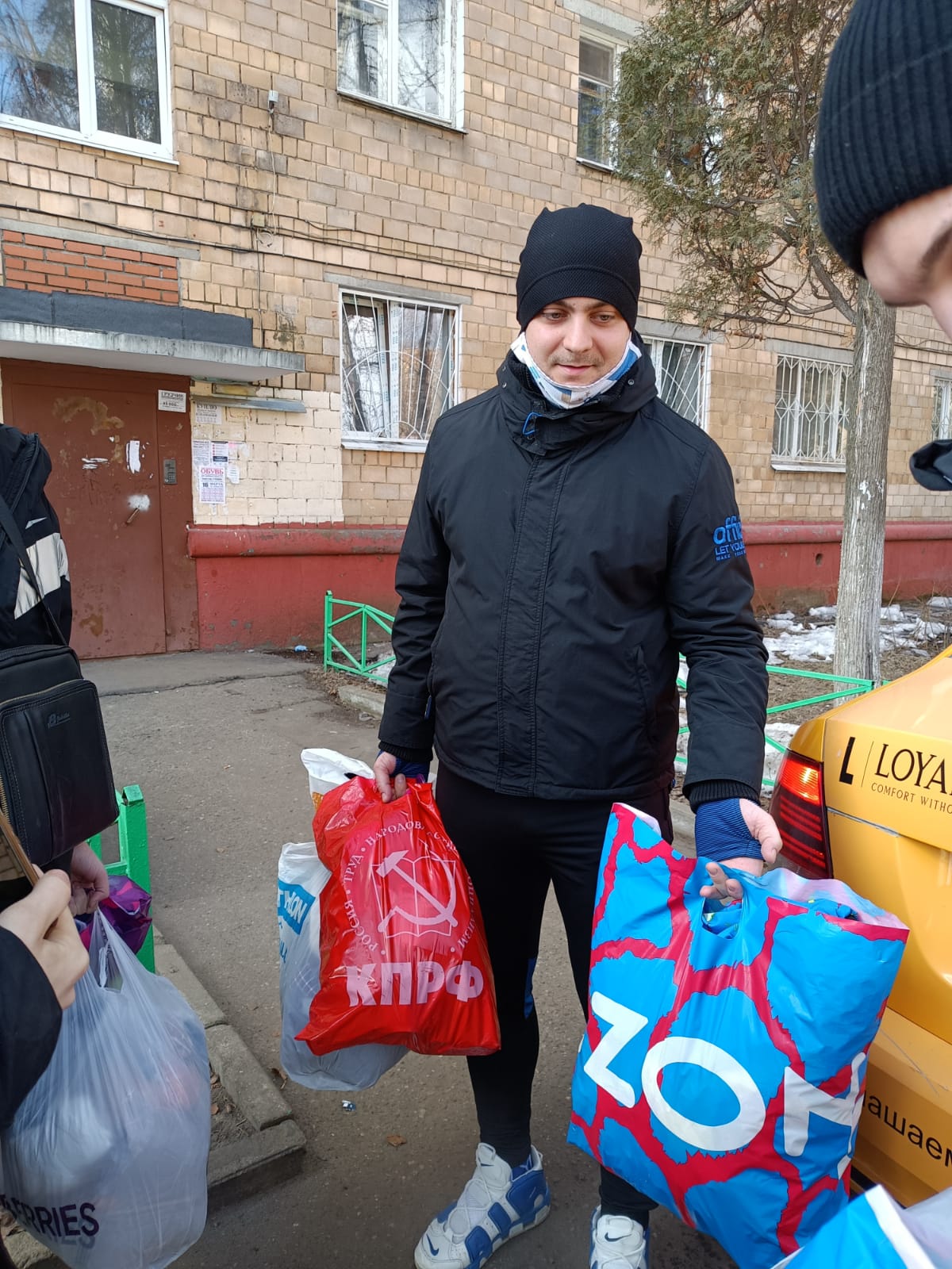 Балашихинские коммунисты оказали гуманитарную помощь прибывшим на территорию города жителям ЛНР
