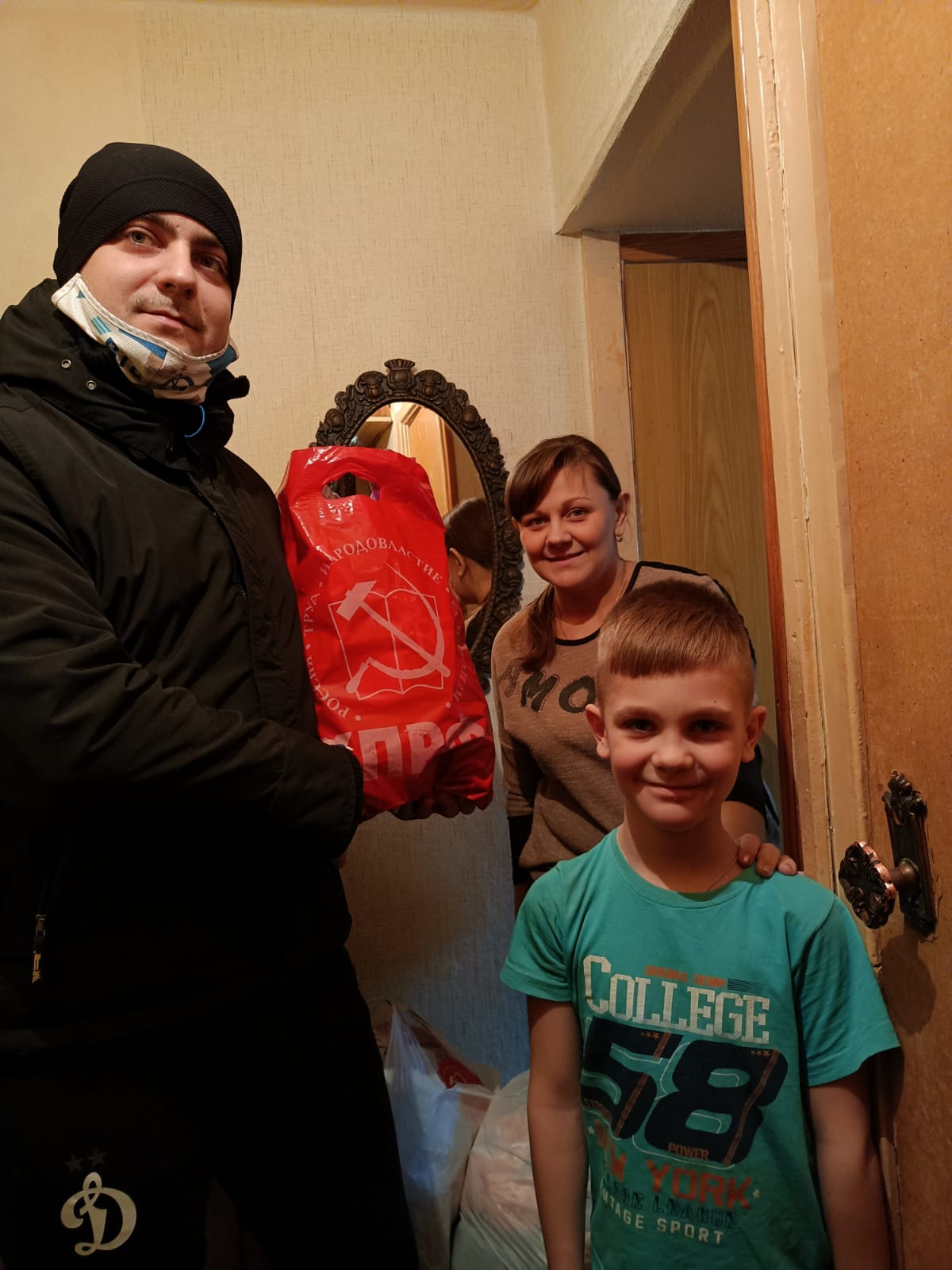 Балашихинские коммунисты оказали гуманитарную помощь прибывшим на территорию города жителям ЛНР