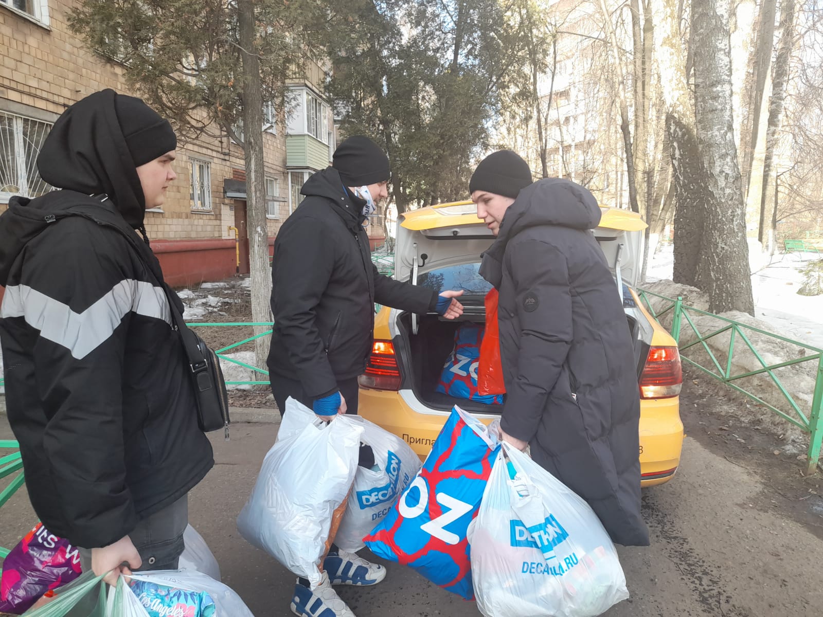 Балашихинские коммунисты оказали гуманитарную помощь прибывшим на территорию города жителям ЛНР
