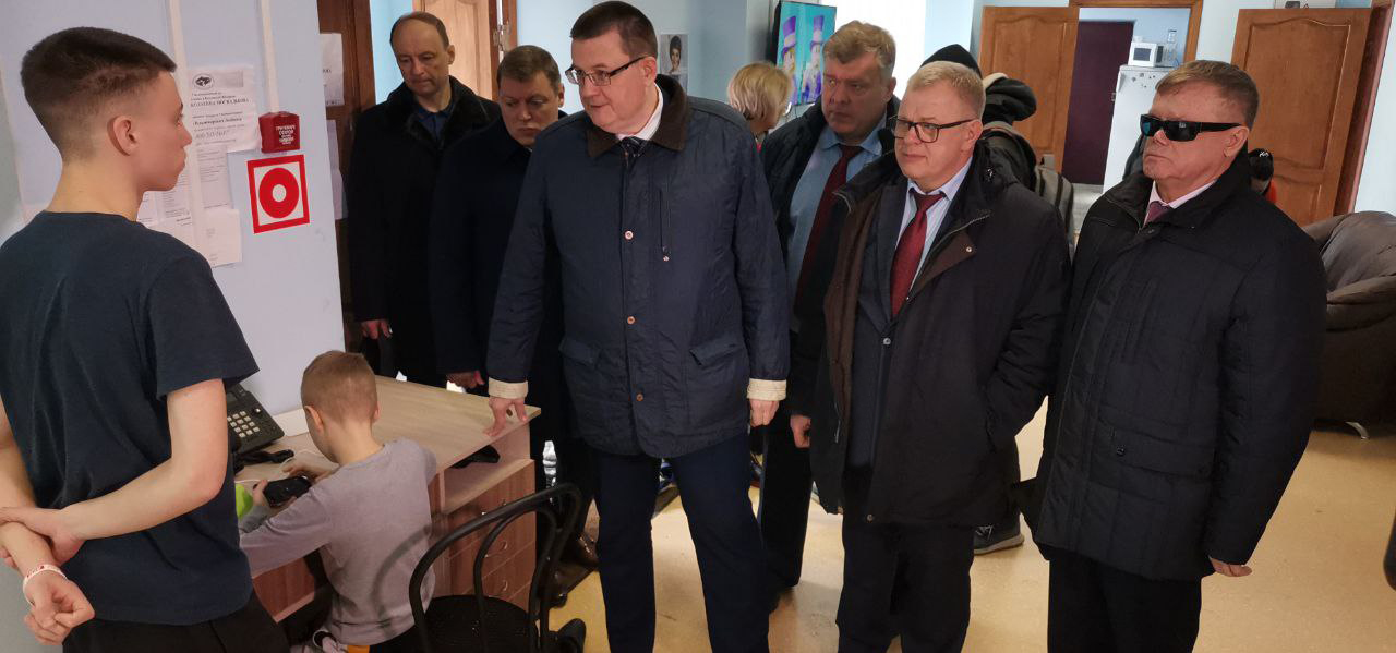 Депутаты-коммунисты Александр Наумов и Олег Емельянов посетили лагерь беженцев в Тарбушево