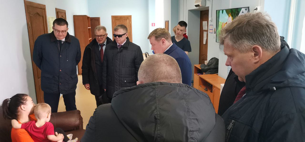 Депутаты-коммунисты Александр Наумов и Олег Емельянов посетили лагерь беженцев в Тарбушево