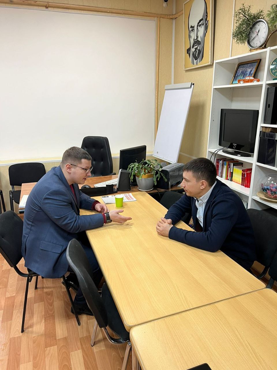 Первый секретарь Орехово-Зуевского ГК КПРФ Владимир Фондаринов и депутат Московской областной Думы Марк Черемисов провели рабочую встречу
