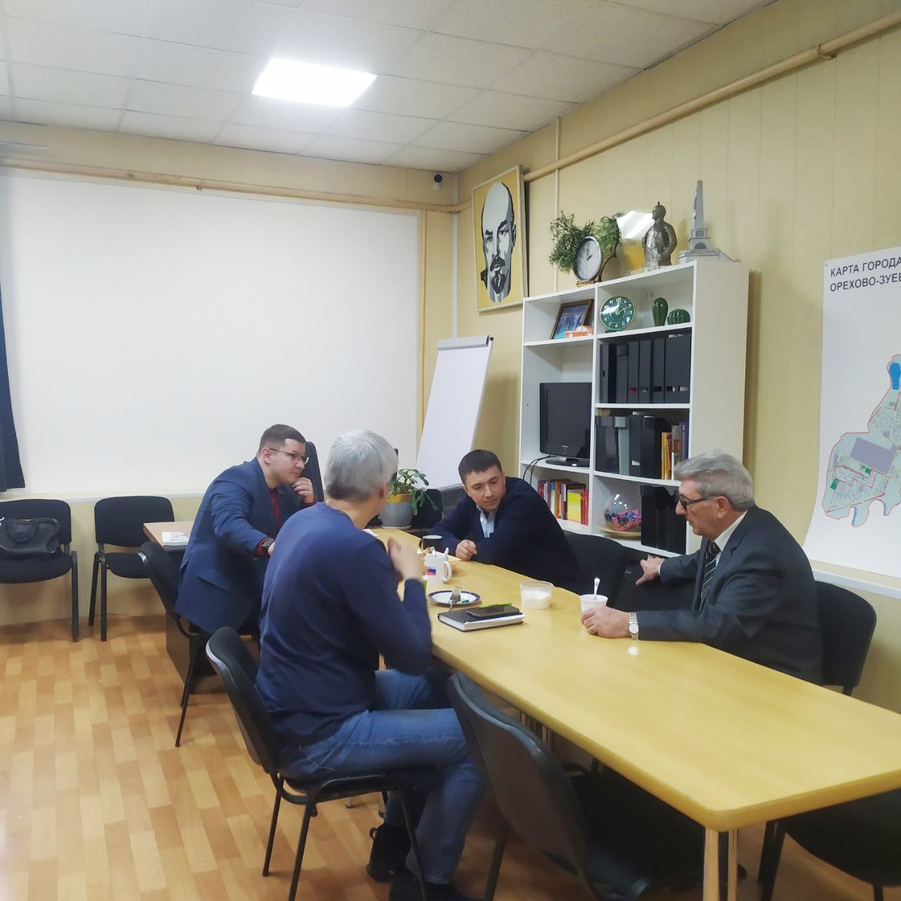 Первый секретарь Орехово-Зуевского ГК КПРФ Владимир Фондаринов и депутат Московской областной Думы Марк Черемисов провели рабочую встречу