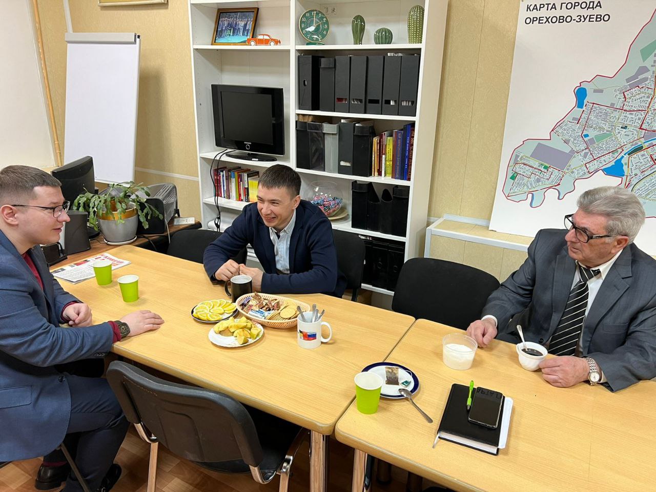 Первый секретарь Орехово-Зуевского ГК КПРФ Владимир Фондаринов и депутат Московской областной Думы Марк Черемисов провели рабочую встречу