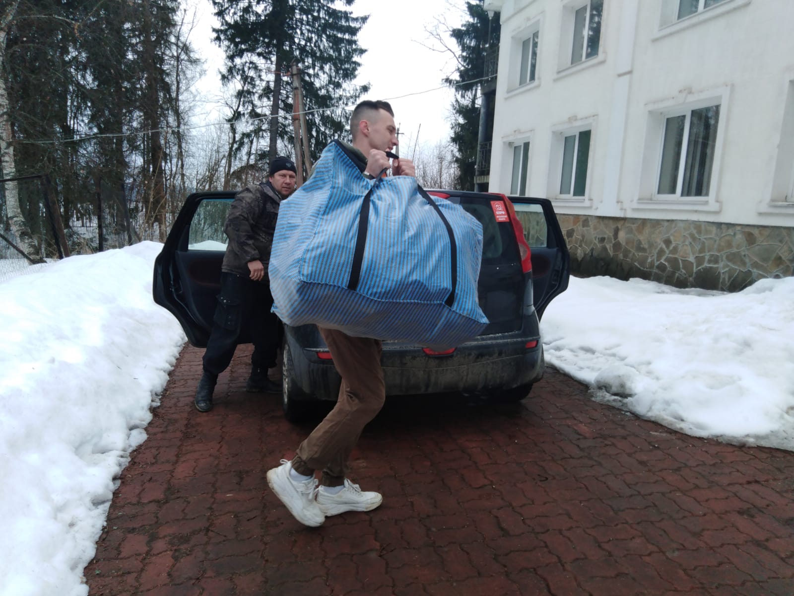 Коммунисты своих не бросают!