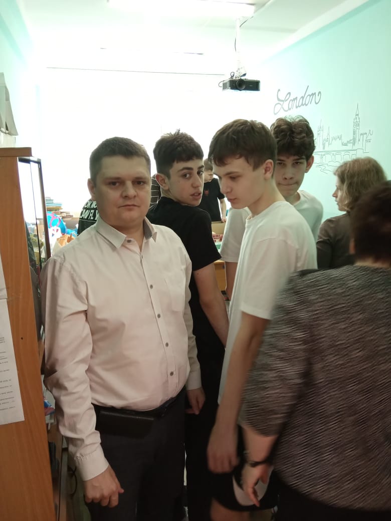 Коммунисты Балашихи помогают в сборе гуманитарной помощи для беженцев ДНР
