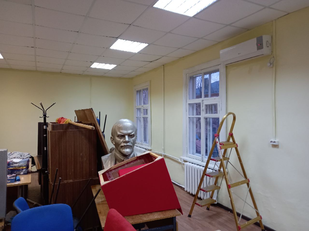 В преддверии дня рождения Владимира Ильича Ленина, кандидаты в Комсомол Ногинского района собственными силами сделали ремонт в новом помещении Ногинского Горкома КПРФ