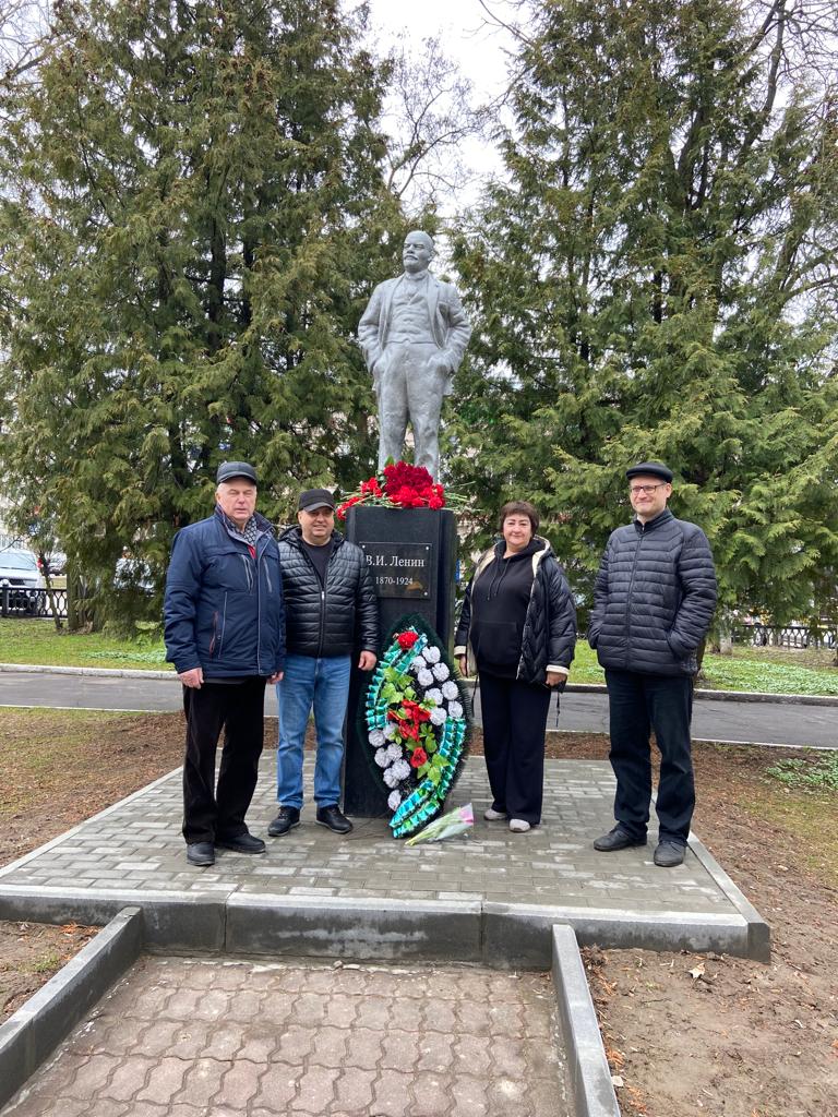 Возложение цветов к памятнику В.И. Ленина в городе Чехов