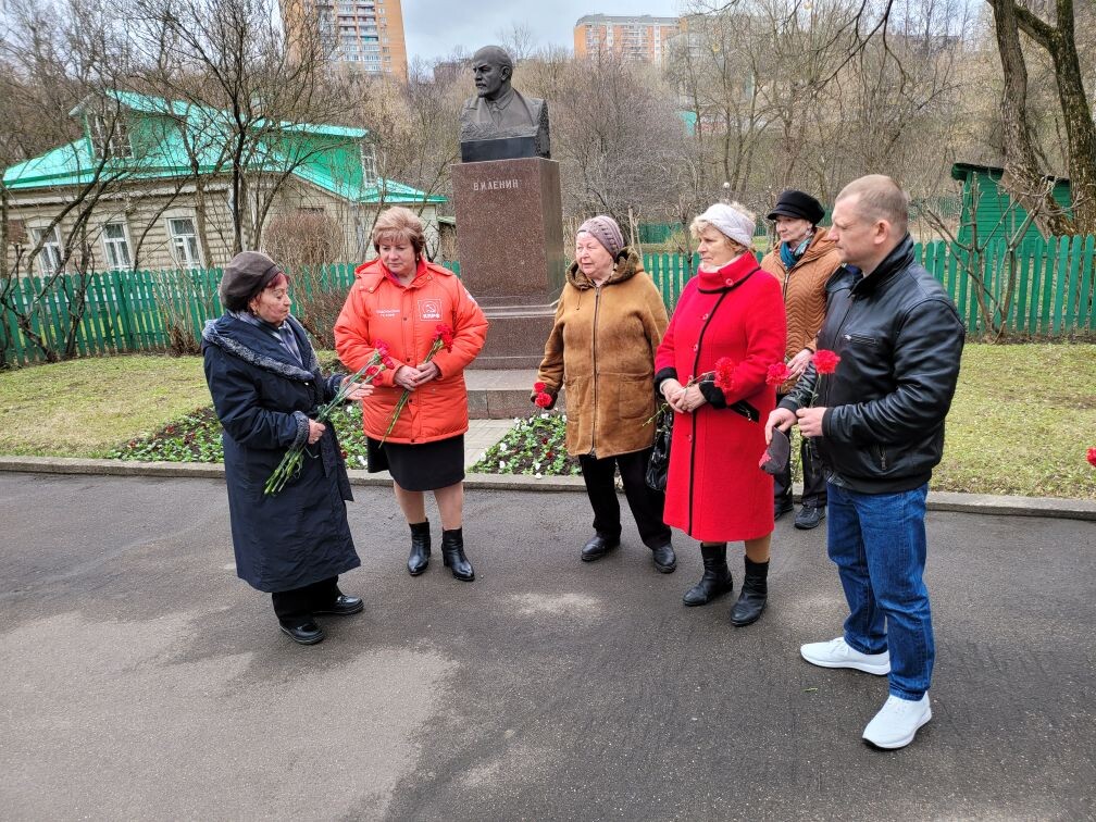 Ленин — всегда живой! Ленин всегда со мной!