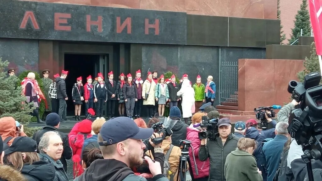 Ленин — всегда живой! Ленин всегда со мной!