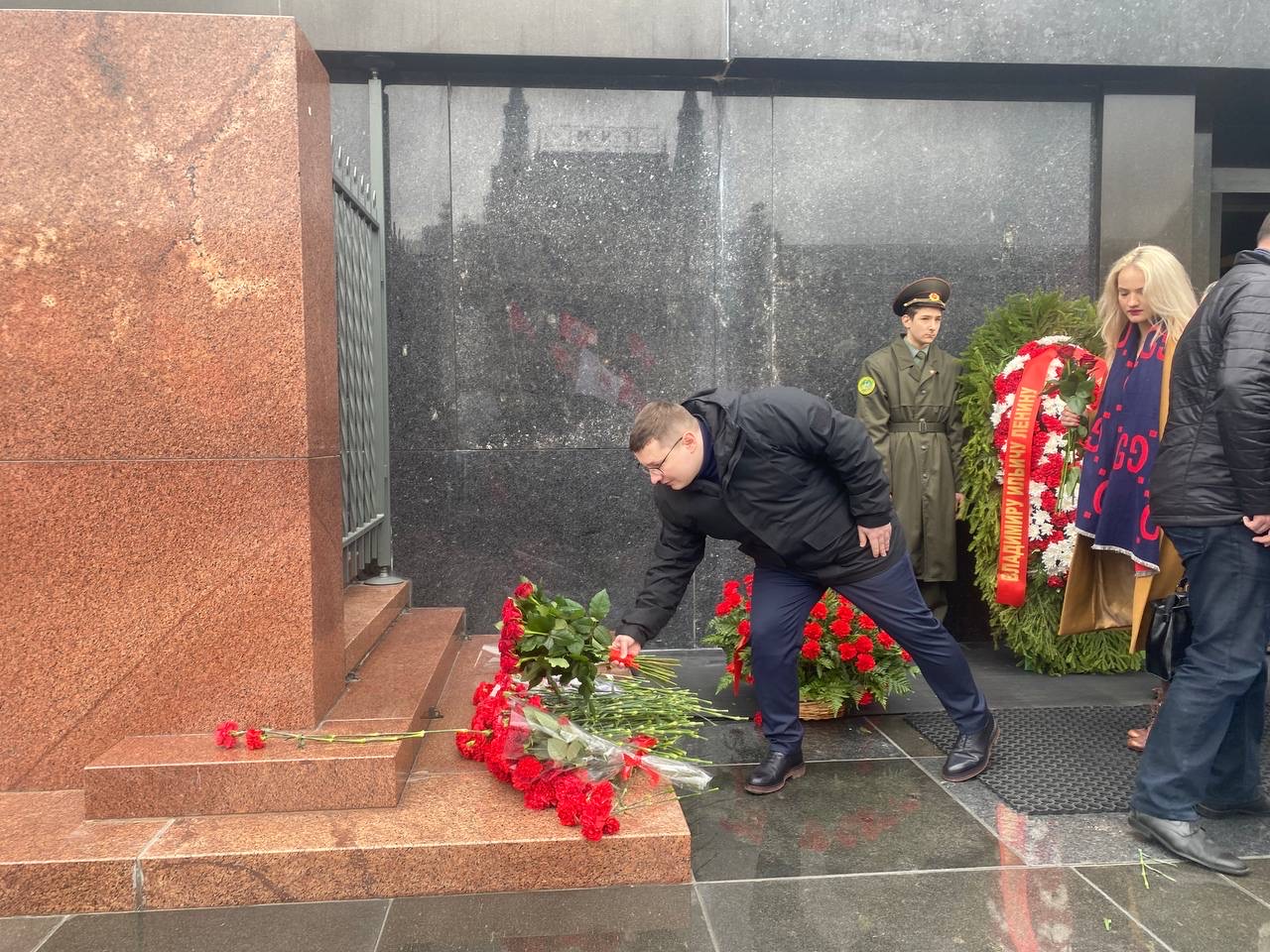 Показатель актуальности идей Ленина на сегодняшний день – еженедельный рост партийных рядов!