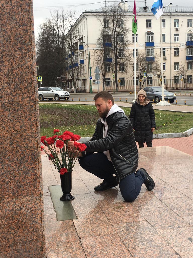 Возложение цветов к памятнику В.И. Ленина в Химках