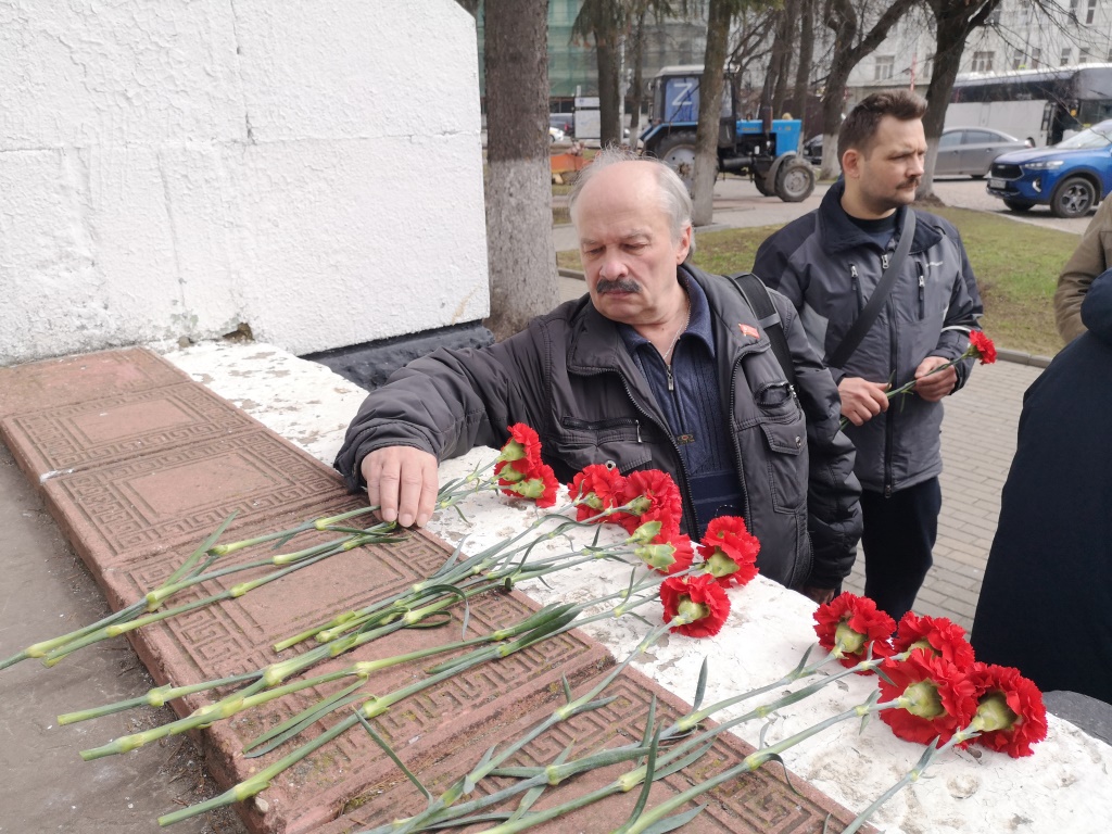Ленин — наше знамя!